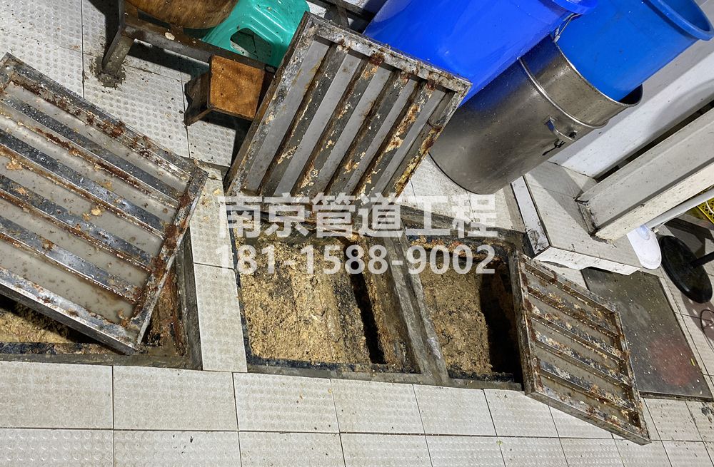 278长江路城管中队食堂隔油池清理